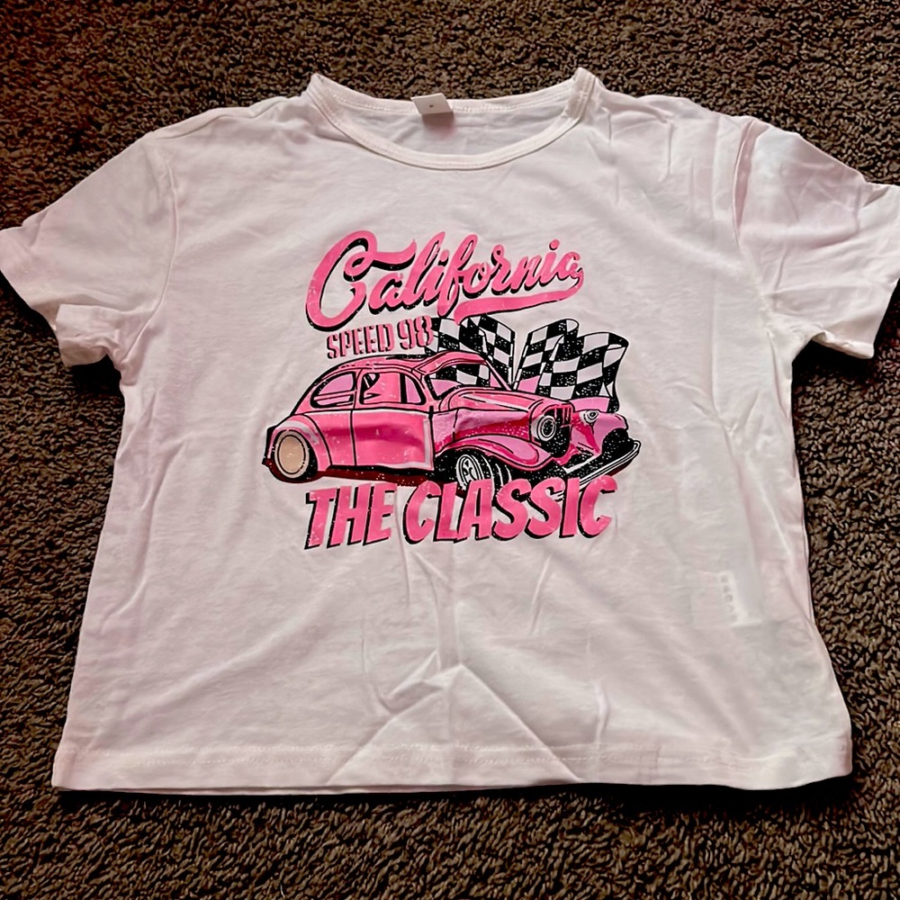 (cropped)California classic white and pink shirt! NEED out my closet!! BUYYY!🩷